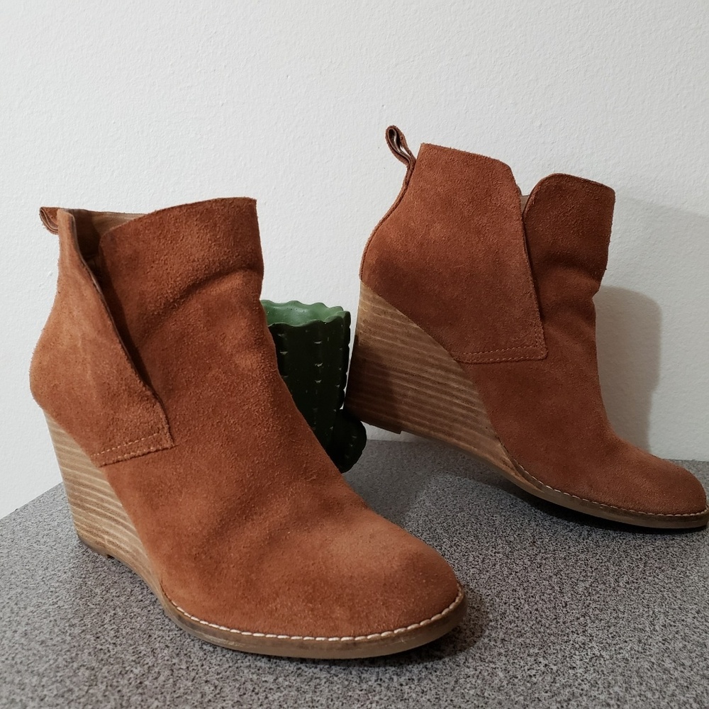 🍀Lucky Brand Yezzah Suede Wedge Booties
